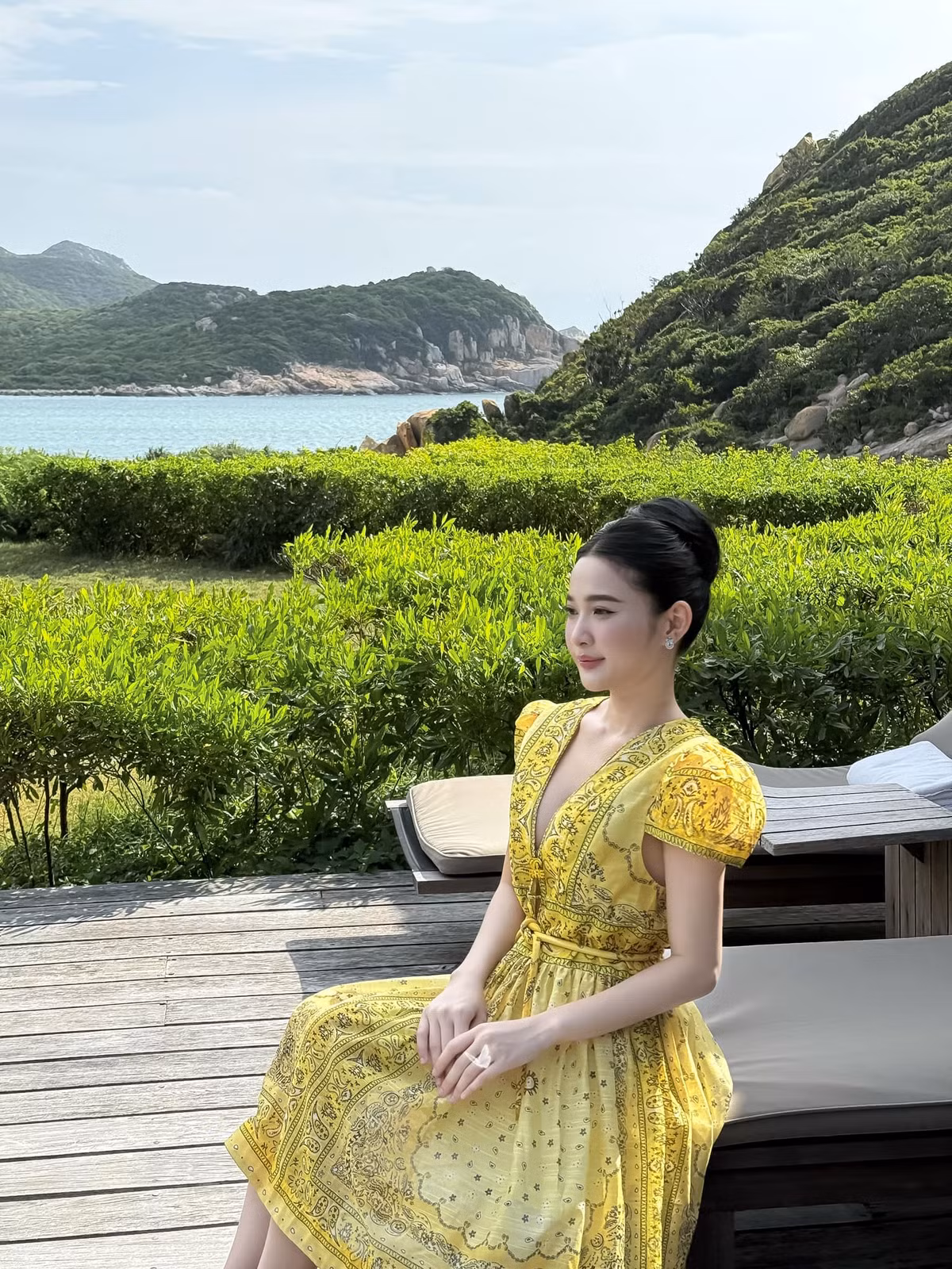 Trong những hình ảnh đời thường, Hoài Thương theo đuổi phong cách nữ tính, nhẹ nhàng. Cô nàng cũng thường xuyên chia sẻ hình ảnh về những chuyến du lịch sang chảnh đến các địa điểm khác nhau.