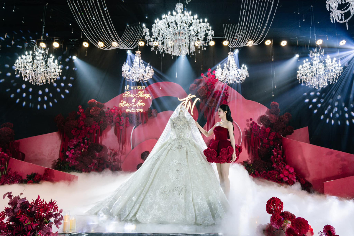 Được biết, nhân vật chính của đám cưới đình đám này là cô dâu Hoài Thương (sinh năm 1999) và chú rể Hoài Nam (sinh năm 1990). Cặp đôi tổ chức đám cưới vào ngày 6/1.