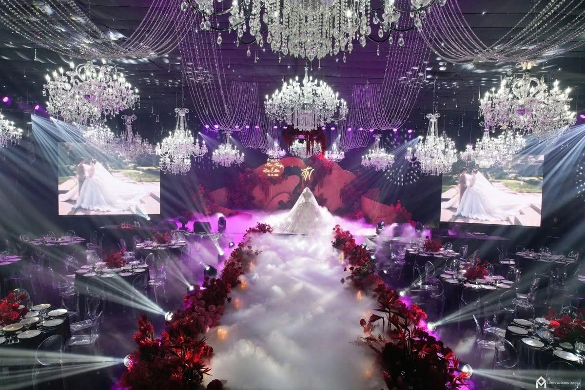 Loạt video, hình ảnh về không gian tổ chức tiệc cưới thu hút hàng trăm nghìn lượt tương tác với nhiều bình luận. Nhiều người gọi đây là "siêu đám cưới" hay "đám cưới bạc tỷ".