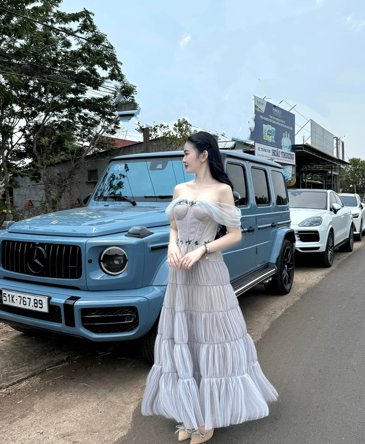 Cặp vợ chồng này đều làm công việc kinh doanh. Hoài Thương là chủ một chuỗi cửa hàng kinh doanh sữa và Hoài Nam làm giám đốc một đơn vị vận chuyển, kết hợp quản lý quán cà phê và khách sạn ở Đắk Lắk.