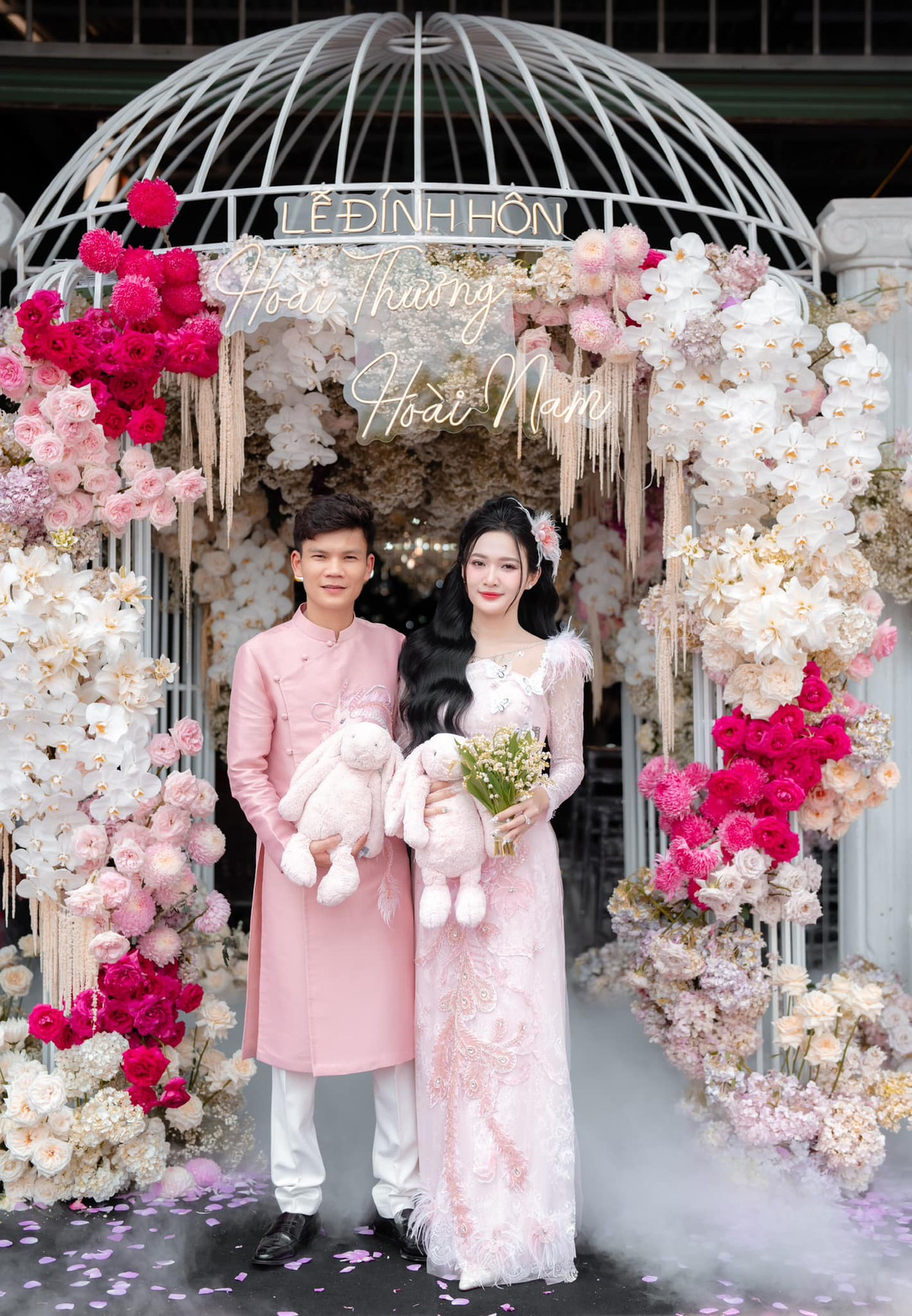 Hoài Thương sở hữu gương mặt nhỏ nhắn, thân hình mảnh mai.