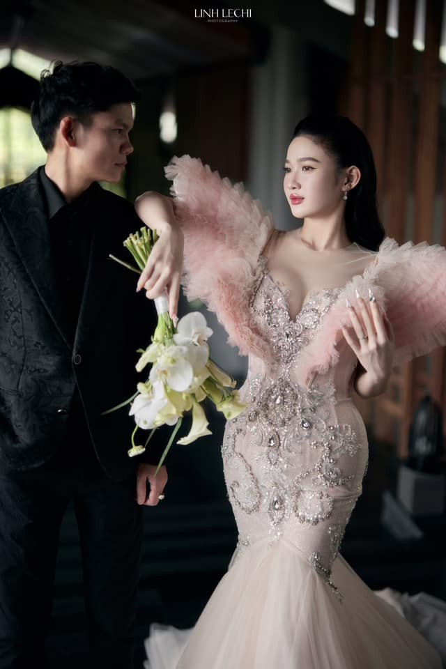 Trong loạt ảnh cưới, cô nàng lựa chọn nhiều concept khác nhau, cả trong nhà và ngoại cảnh.