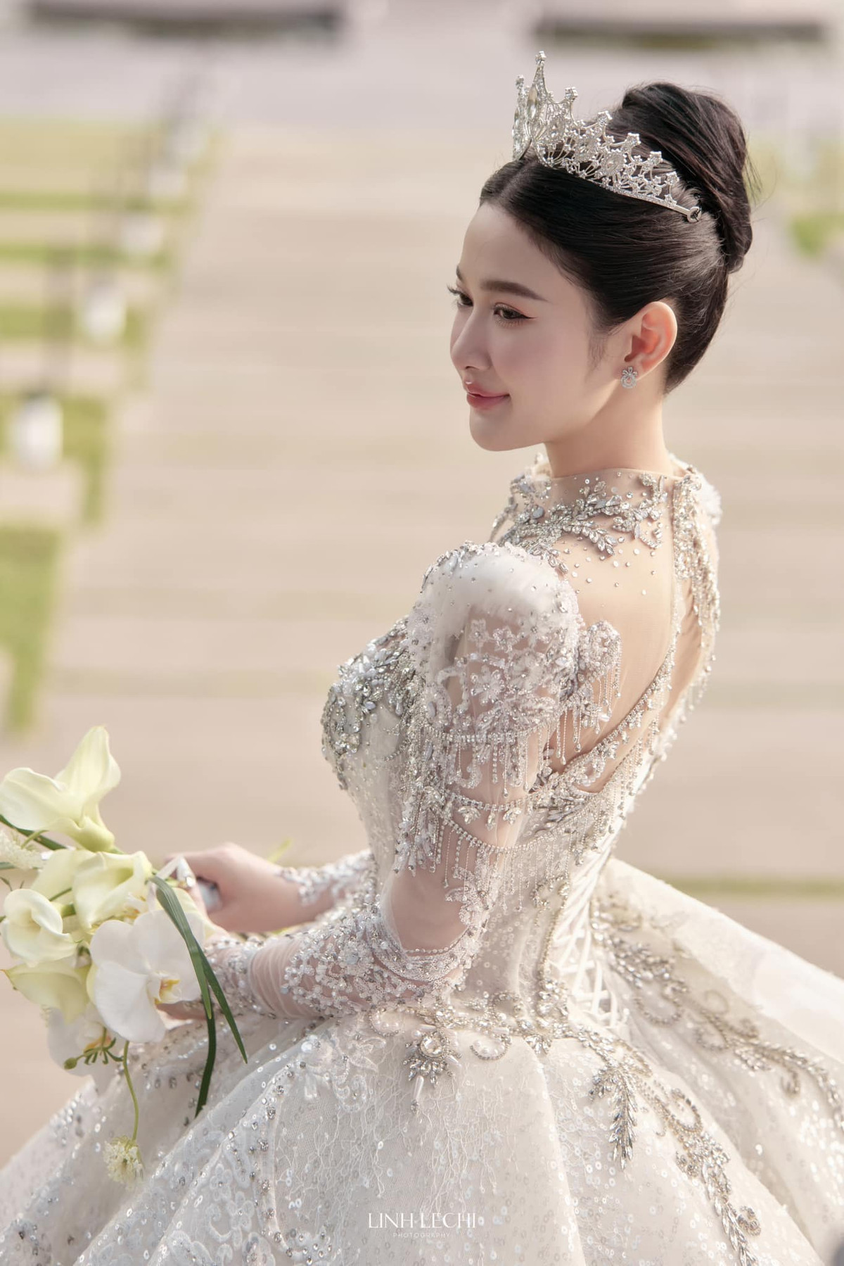 Ý tưởng trang trí không gian đám cưới được cô dâu Hoài Thương tham khảo trên mạng, thông qua một clip viral trên Douyin - phiên bản của TikTok ở Trung Quốc. Mọi công đoạn từ lên ý tưởng, thiết kế rạp cho đến chụp ảnh cưới, trang trí không gian đã được cặp đôi kỳ công chuẩn bị trong suốt một năm qua.