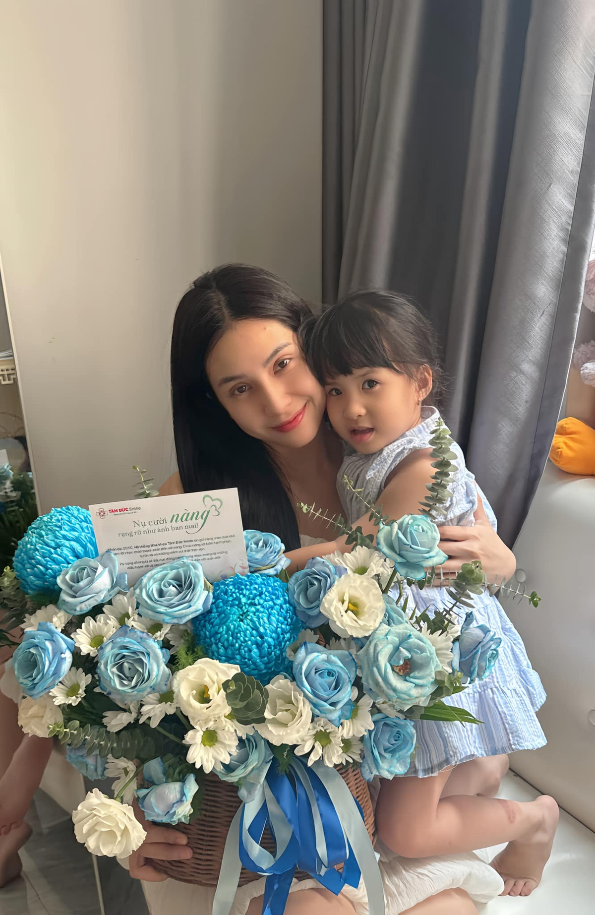 Trên trang cá nhân, cô nàng cũng thường xuyên đăng tải hình ảnh cùng với con gái, không còn nhắc đến tình cũ.