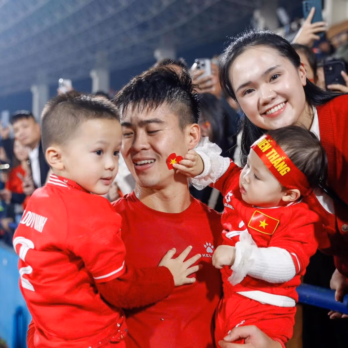 Nguyễn Quỳnh Anh (SN 1996) - bà xã của Duy Mạnh. Dù bận rộn với việc kinh doanh và chăm sóc con nhỏ, Quỳnh Anh luôn dành thời gian quý báu để sát cánh cùng Duy Mạnh. Đặc biệt trong những giải đấu lớn như AFF Cup 2024, cô không ngần ngại đưa cả hai con nhỏ đến sân vận động để cổ vũ tinh thần cho chồng, thể hiện tình yêu và sự ủng hộ vô điều kiện.