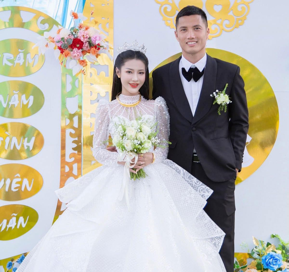 Phan Diễm Tường Linh, bà xã của thủ môn tài năng Nguyễn Đình Triệu. Ngoài vai trò là một người vợ, người mẹ, Tường Linh còn là một người phụ nữ tài năng. Cô từng tham gia chương trình truyền hình thực tế The Face Vietnam.