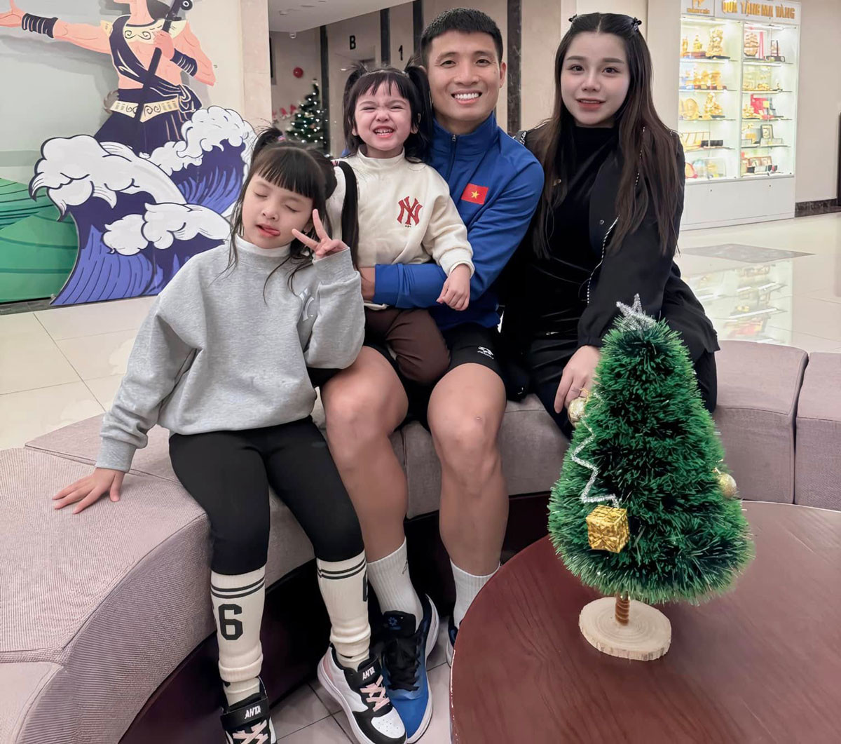 Trung vệ Bùi Tiến Dũng và bà xã Nguyễn Khánh Linh được đánh giá là một trong những cặp đôi đẹp nhất của bóng đá Việt Nam hiện nay. Khánh Linh sinh ra trong một gia đình kinh doanh khách sạn, quán karaoke tại Bắc Ninh. Bên cạnh việc quản lý công việc kinh doanh của gia đình, nàng WAG này còn "lấn sân" sang lĩnh vực mỹ phẩm, thời trang, đồ uống…