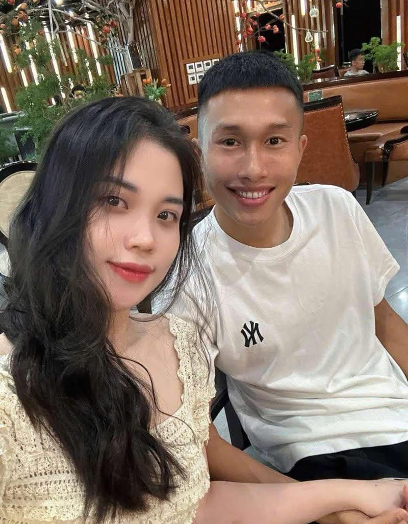 Lê Ngọc Thúy Anh, bà xã của cầu thủ tài năng Doãn Ngọc Tân, không chỉ là một người vợ đảm đang mà còn là một hậu phương vững chắc, luôn đồng hành cùng chồng trên con đường sự nghiệp. Cặp đôi này được ngưỡng mộ bởi tình yêu đẹp và sự ủng hộ không ngừng dành cho nhau.