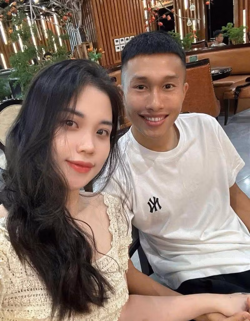 Lê Ngọc Thúy Anh, bà xã của cầu thủ tài năng Doãn Ngọc Tân, không chỉ là một người vợ đảm đang mà còn là một hậu phương vững chắc, luôn đồng hành cùng chồng trên con đường sự nghiệp. Cặp đôi này được ngưỡng mộ bởi tình yêu đẹp và sự ủng hộ không ngừng dành cho nhau.