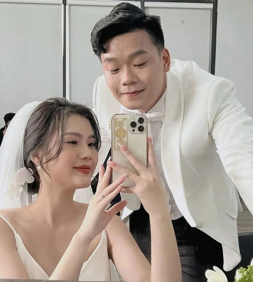 Ngô Tố Uyên (biệt danh Uyên Kem, SN 2000) là người mẫu ảnh, quảng cáo cho nhiều thương hiệu thời trang tại Hà Nội. Ngoài ra, cô còn được biết đến là vợ của cầu thủ Thành Chung (SN 1997, Tuyên Quang). Cô nàng sở hữu nhan sắc xinh đẹp, ngọt ngào.