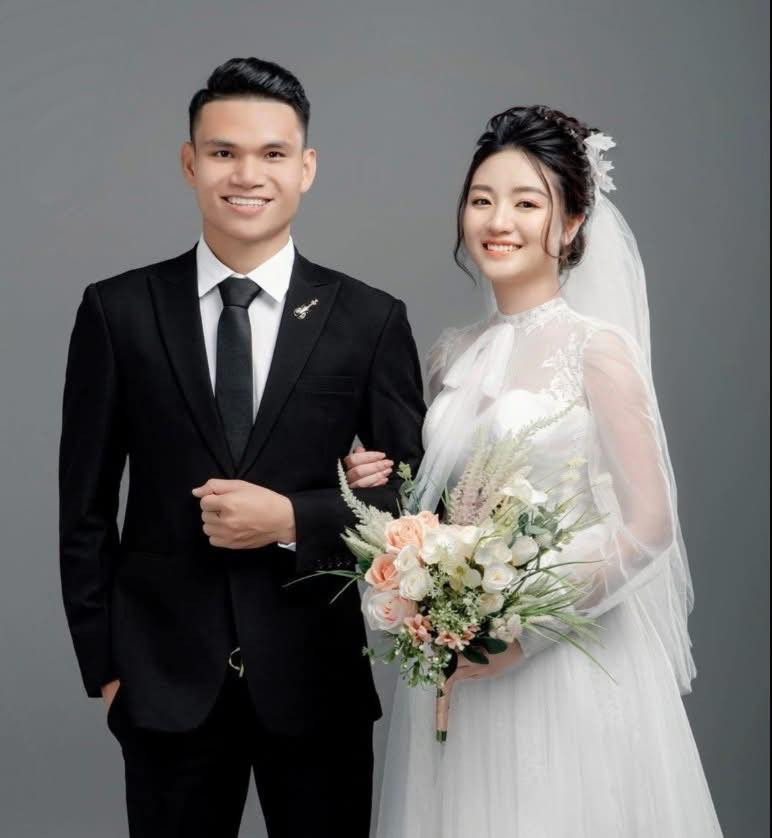 Bà xã Phạm Xuân Mạnh - Dung Trần từng là hot girl khá nổi tiếng ở Nghệ An. Dung Trần sinh năm 1997, từng tốt nghiệp cử nhân Luật tại Đại học Vinh. Tuy đã là bà mẹ 2 con nhưng Dung Trần vẫn sở hữu vóc dáng mảnh mai, xinh xắn.