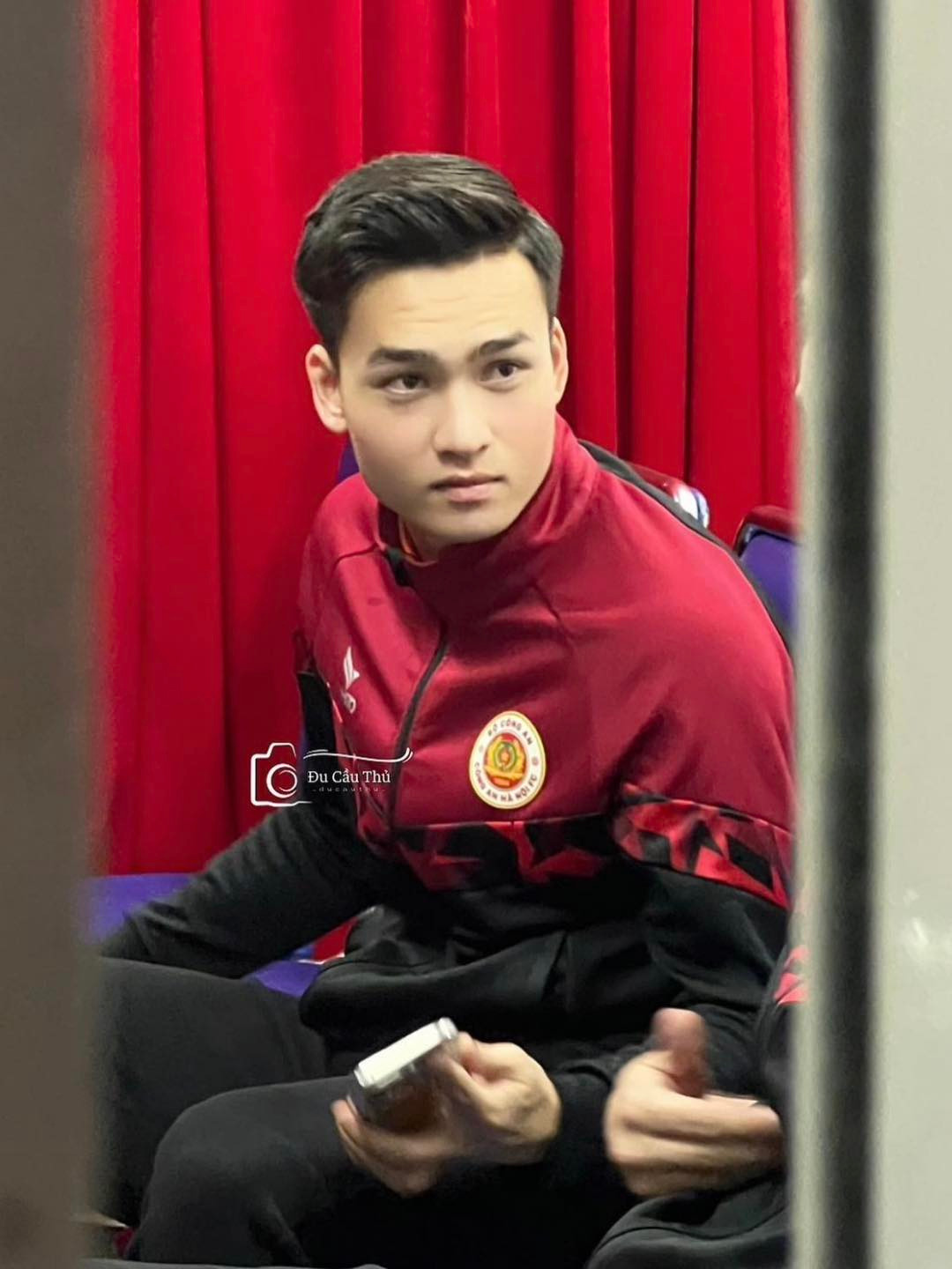 Tên tuổi của Việt Anh được nhiều người biết đến từ năm 2020 khi thi đấu tại V-League trong màu áo Hà Nội FC, thay thế Duy Mạnh, Đình Trọng dính chấn thương. Với màn thể hiện ấn tượng, trung vệ người Thái Bình được bầu chọn danh hiệu cầu thủ trẻ hay nhất mùa giải đó.