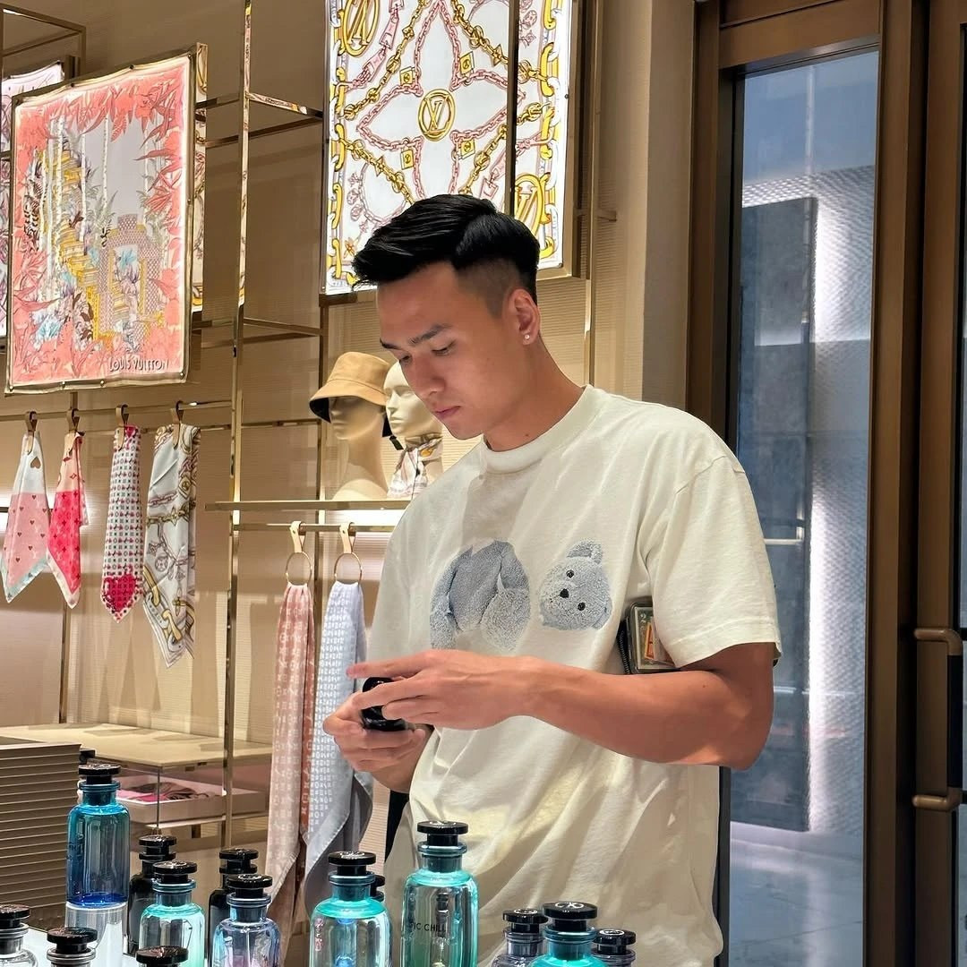 Trung vệ 25 tuổi hiện nằm trong số các cầu thủ nội nhận lương cao nhất V-League, khoảng hơn 100 triệu đồng mỗi tháng. Bên cạnh đó, Việt Anh cũng được nhiều nhãn hàng mời quảng cáo, PR. Anh còn đầu tư mở một quán billiards ở Hà Nội.