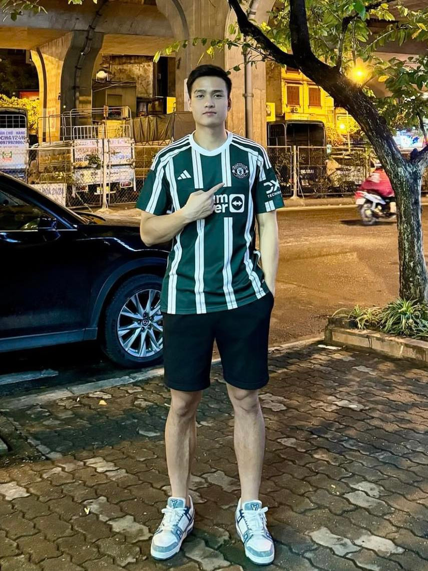 Năm 2022, Việt Anh cùng U23 Việt Nam giành huy chương vàng SEA Games và vô địch U23 Đông Nam Á. Cùng năm, Việt Anh ra mắt đội tuyển quốc gia trong chiến thắng 3-1 trước Trung Quốc ở vòng loại ba World Cup 2022.