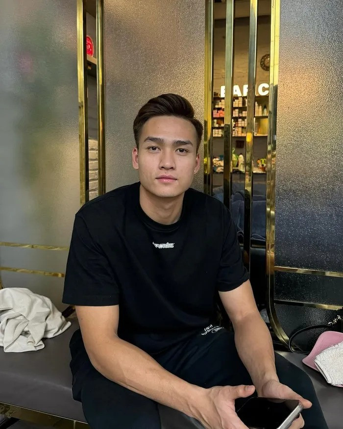 Vì chưa từng công khai bạn gái, Việt Anh được cho là đang độc thân. Cũng bởi vậy nên anh rất được lòng người hâm mộ là nữ.