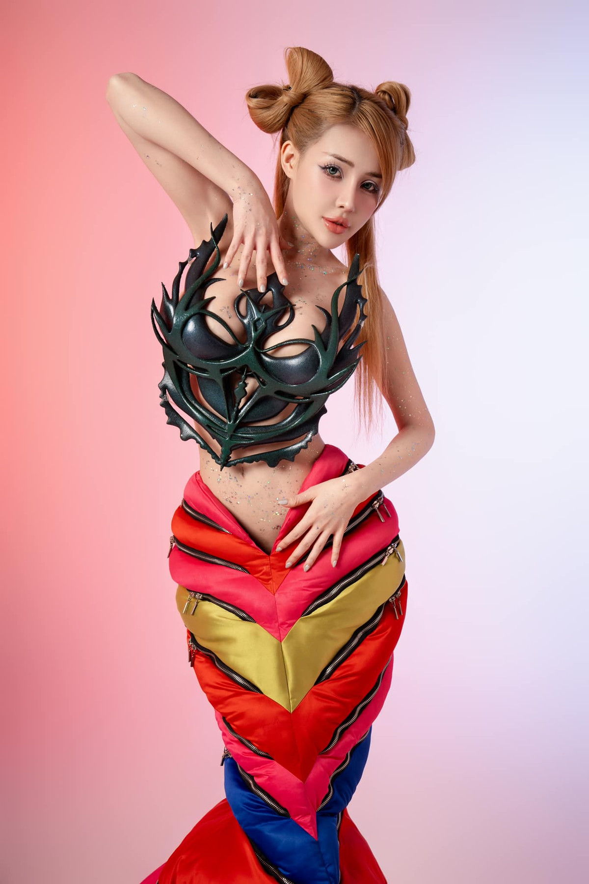 Nói về chuyện cát-xê, Ngân 98 từng cho biết: "Khán giả bỏ tiền để xem một DJ biểu diễn thì người nghệ sĩ không chỉ đánh nhạc mà còn cần đầu tư hình ảnh chỉn chu. Thường thì, dù nhận cát-xê khoảng 100 triệu, Ngân chỉ giữ lại 20 - 30 triệu, phần còn lại dành cho chi phí ê-kíp. Tôi luôn mong khán giả đến xem mình sẽ được vui tai, vui mắt".