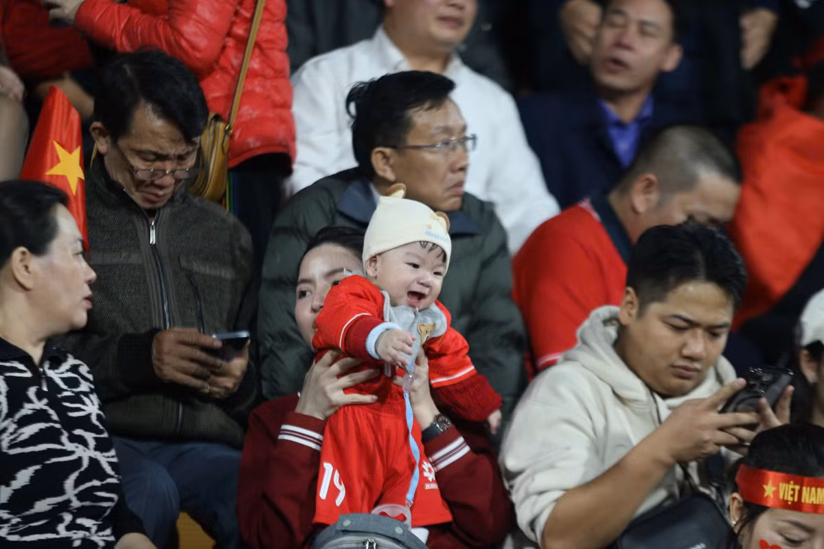 Tối ngày 2/1, đội tuyển Việt Nam tiếp đón Thái Lan trên vận động Việt Trì trong khuôn khổ chung kết lượt đi AFF Cup 2024. Bà xã Quang Hải là Chu Thanh Huyền cùng con trai đã có mặt để cổ vũ đội tuyển Việt Nam.