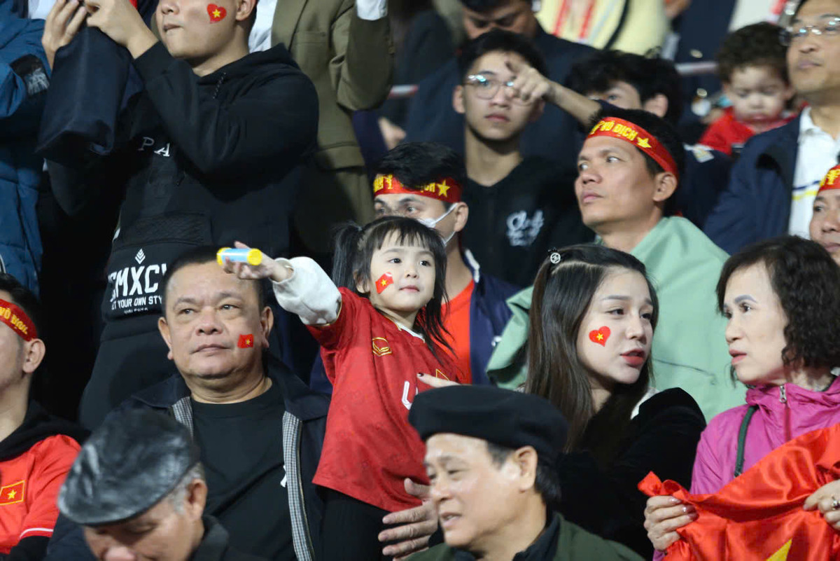 Bà mẹ 3 con cùng con gái đến cổ vũ tuyển Việt Nam.