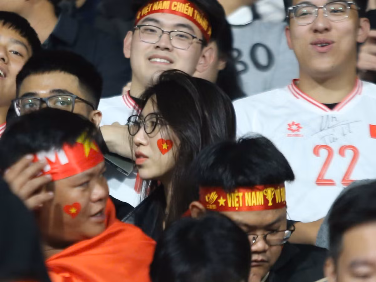 Trước sự cổ vũ của khán giả nhà, tuyển Việt Nam nhập cuộc đầy ấn tượng trong hiệp 1, tuy nhiên chưa có bàn thắng nào được ghi.