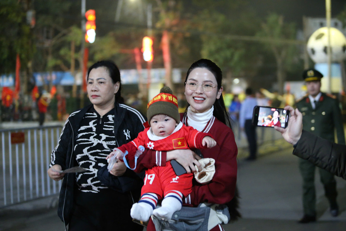 Người nhà của các cầu thủ đã đến sân Việt Trì từ sớm để tiếp lửa cho các cầu thủ.