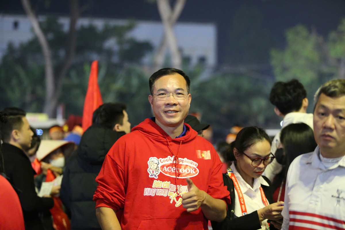 Hoàng Xuân Vinh cũng hòa vào dòng người hâm mộ.