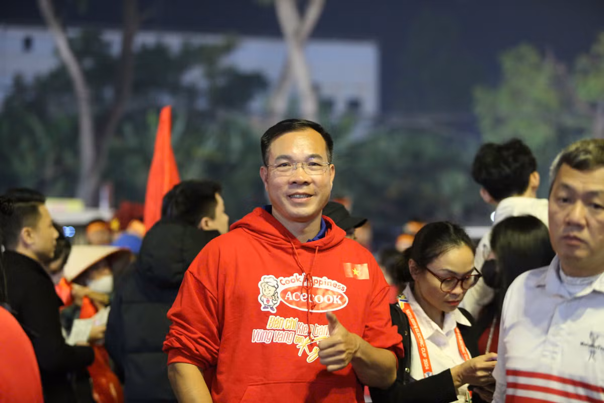 Hoàng Xuân Vinh cũng hòa vào dòng người hâm mộ.