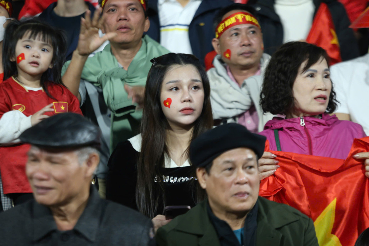 Bà xã của Bùi Tiến Dũng - Nguyễn Khánh Linh cũng hòa chung không khí tưng bừng trên sân Việt Trì.