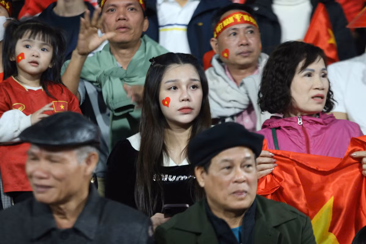 Bà xã của Bùi Tiến Dũng - Nguyễn Khánh Linh cũng hòa chung không khí tưng bừng trên sân Việt Trì.