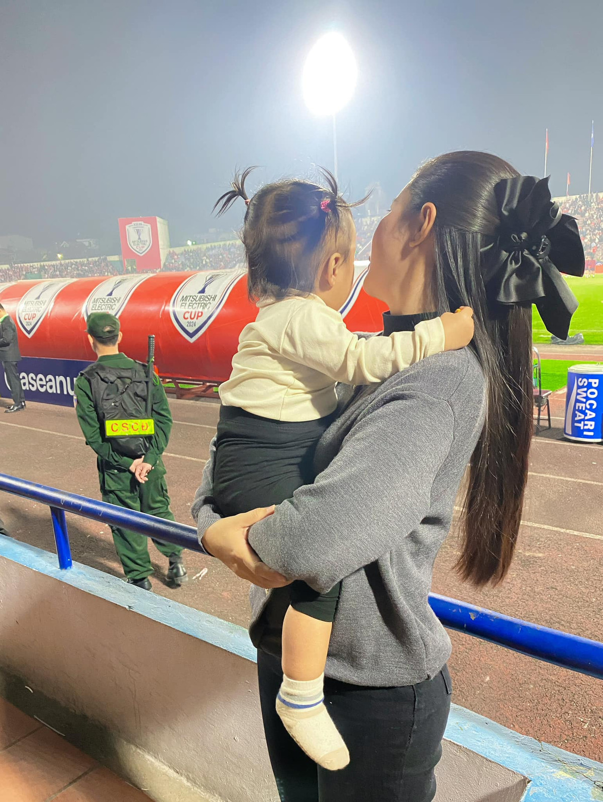 Trên trang cá nhân, Phan Diễm Tường Linh, vợ của thủ môn Nguyễn Đình Triệu, đăng ảnh bế con gái trên khán đài sân Việt Trì kèm theo dòng chia sẻ: “Việt Nam chiến thắng”. Nhiều người nhận xét con gái của Đình Triệu có gương mặt bầu bĩnh, đáng yêu và có nét giống bố.