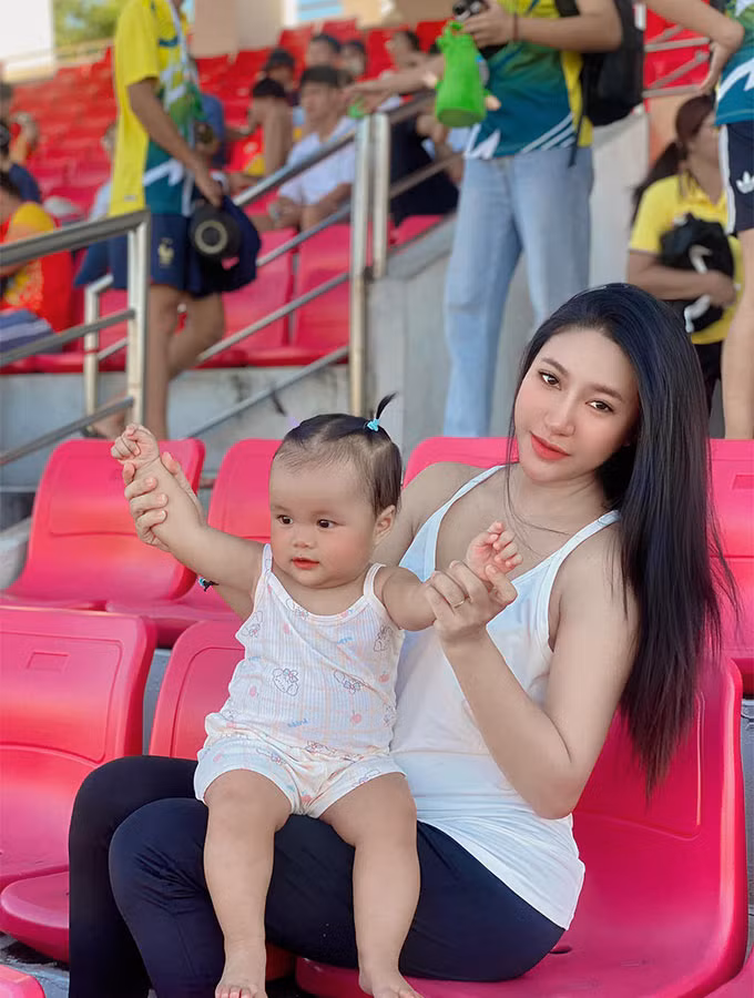 Khi cho con ra sân cổ vũ chồng, cô thường ăn mặc theo phong cách trẻ trung, phóng khoáng.