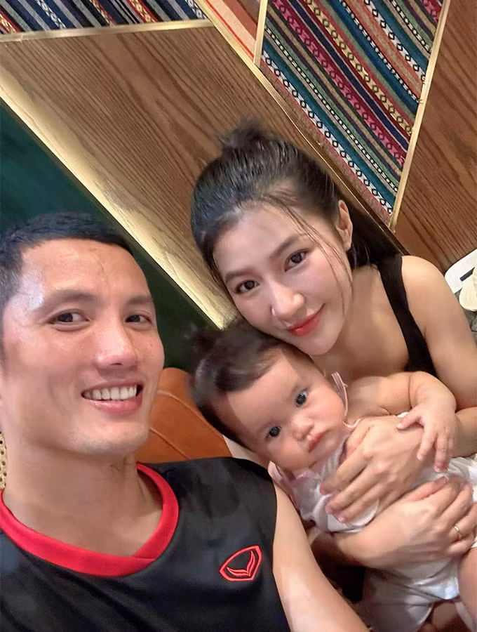 Đình Triệu - Tường Linh chính thức về chung nhà vào tháng 3/2023. Chuyện tình yêu của cặp đôi được nhiều fan bóng đá ngưỡng mộ.