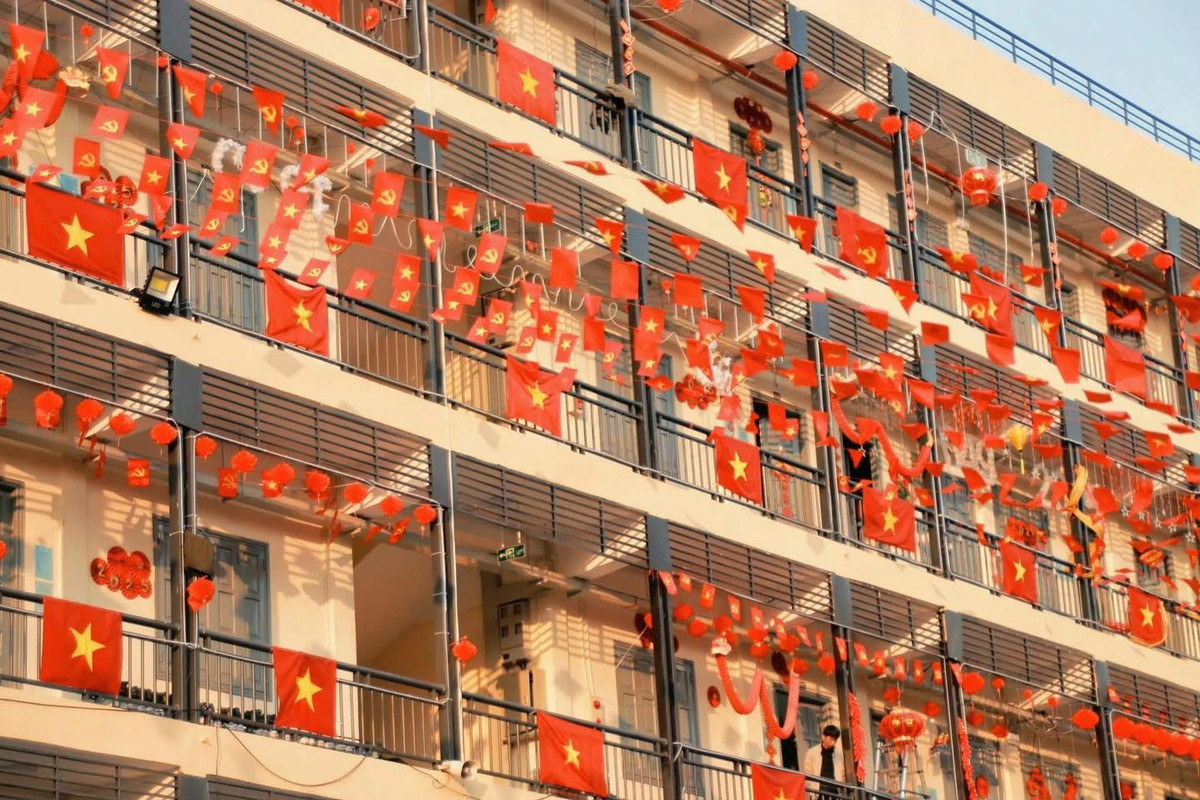 Trong một tháng qua, các giảng viên và sinh viên khóa D49 của Học viện Cảnh sát nhân dân đã cùng nhau tự tay chuẩn bị và treo lên hơn 20 dây cờ, mỗi dây dài 30m, đèn lồng, đèn nháy và nhiều phụ kiện.