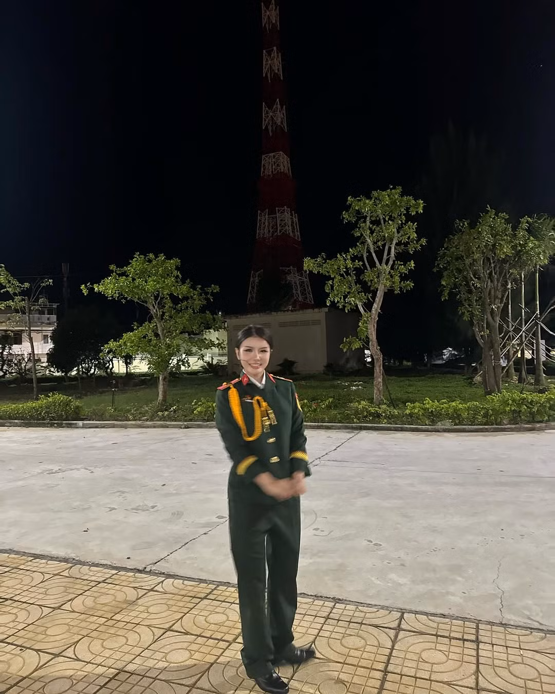 Trong trang phục quân nhân, Xuân Ca tạo dáng cũng nghiêm chỉnh hơn.