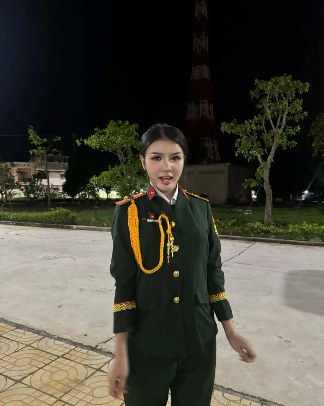 Hình ảnh này của cô nàng nhận về nhiều lời khen ngợi. Tuy nhiên, nhiều người cho rằng khi diện quân phục, cô nàng nên thay đổi một chút về phong cách trang điểm. Cách make-up nhẹ nhàng sẽ phù hợp hơn khi diện trang phục nghiêm trang như vậy.