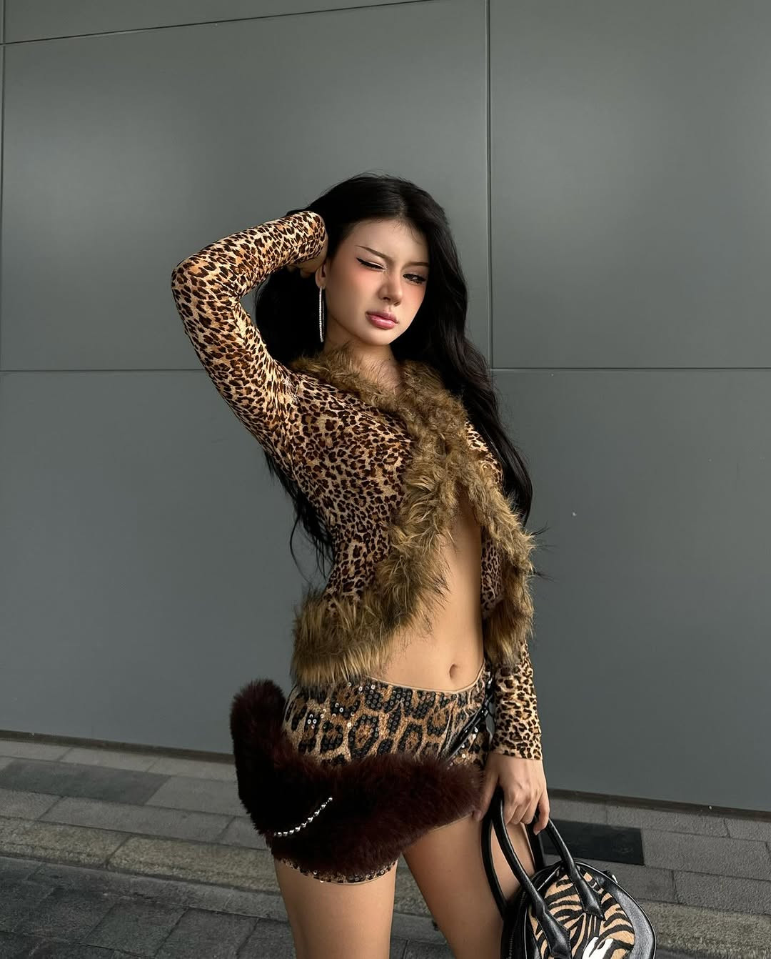 Những thiết kế ôm sát cơ thể, cắt xẻ táo bạo được Xuân Ca ưa diện.