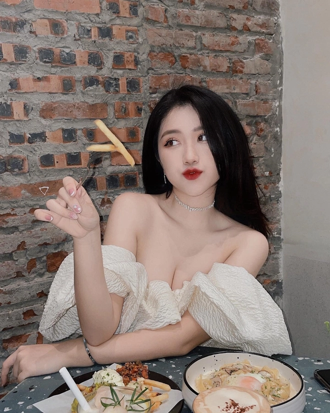 Một trong những điều làm nên sức hút của Linh Nắng chính là phong cách thời trang trẻ trung, năng động. Cô thường xuyên cập nhật những xu hướng mới nhất và không ngại thử nghiệm những phong cách khác nhau.