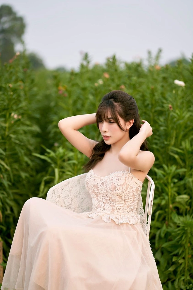 Minh Anh sở hữu một khuôn mặt xinh đẹp, đôi mắt cuốn hút và miệng cười xinh xắn.