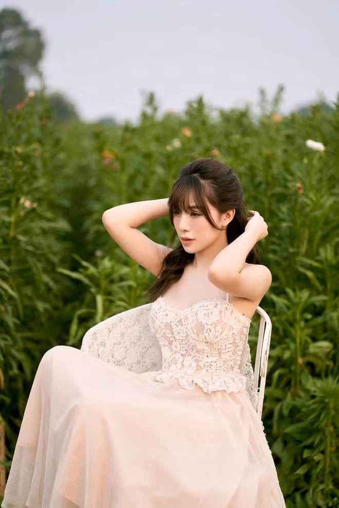 Minh Anh sở hữu một khuôn mặt xinh đẹp, đôi mắt cuốn hút và miệng cười xinh xắn.