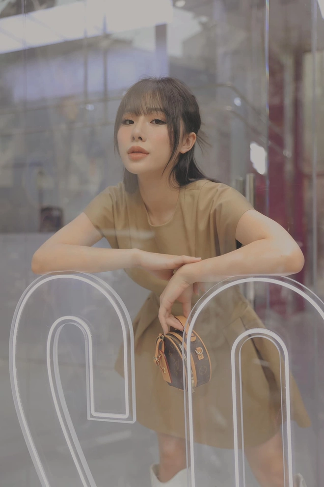 Mỗi khi xuất hiện trước khán giả, Minh Anh sẽ luôn làm mới phong cách của mình và style mà cô nàng thường xuyên theo đuổi đó là sexy, cá tính.