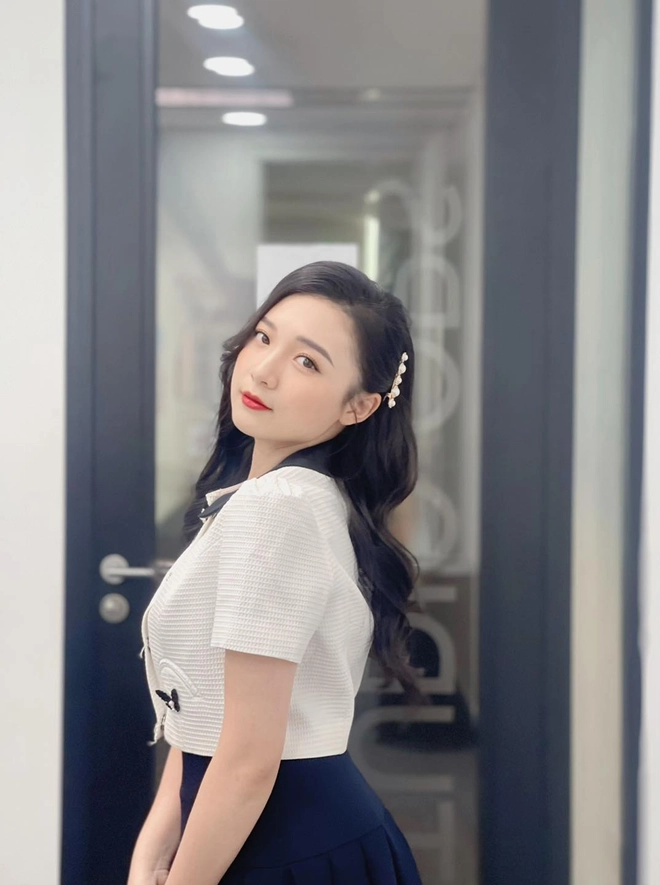 Cùng với chuyên môn Esports nâng cao, nhan sắc của nữ MC cũng không ngừng thăng hạng. Cô nàng ưa diện những thiết kế nữ tính, ngọt ngào.