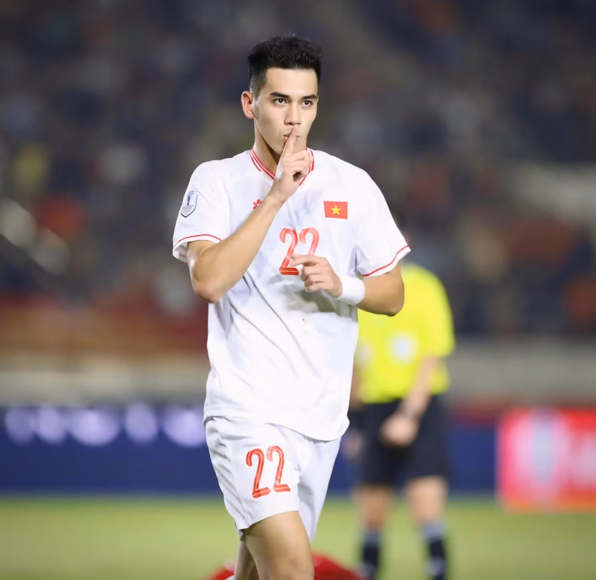 Về chiếc cúp vô địch AFF Cup 2024, đây không phải lần đầu Tiến Linh được chạm tới.