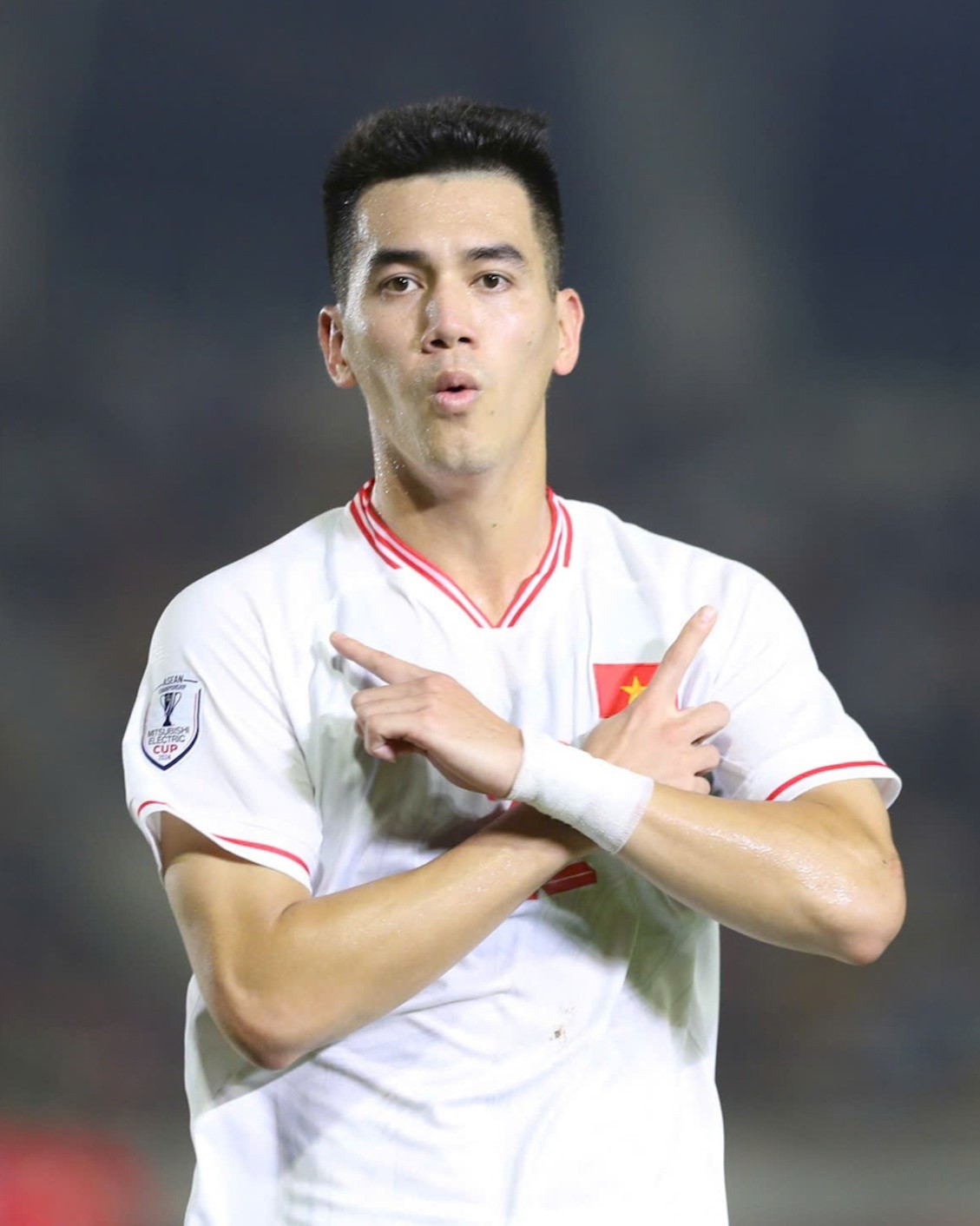 Những năm gần đây, Tiến Linh thường dành tiền thưởng và tiền lương của mình để âm thầm làm từ thiện giúp đỡ những hoàn cảnh khó khăn. Hồi tháng 10/2024, Tiến Linh từng được vinh danh là một trong 20 "Thanh niên sống đẹp" của năm bởi những hoạt động thiện nguyện ý nghĩa.