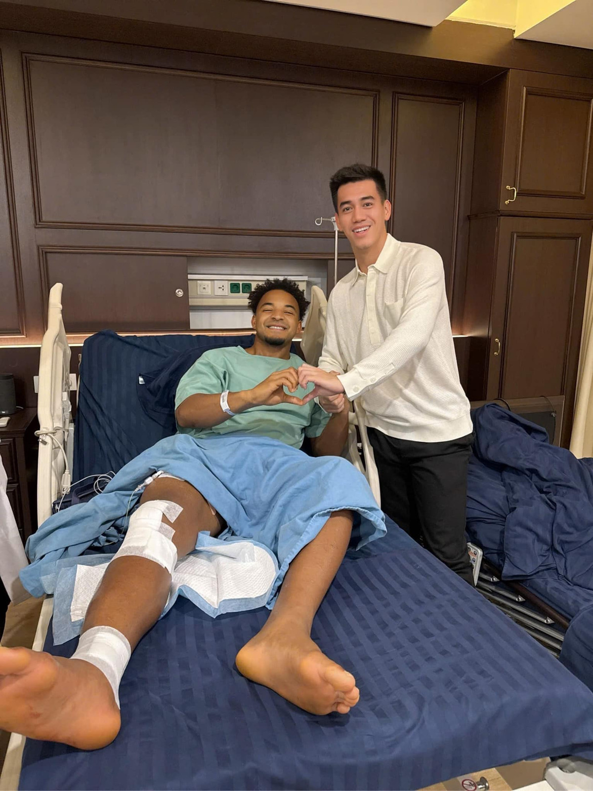 Lối sống của Tiến Linh luôn được đồng đội quý mến, người hâm mộ ngưỡng mộ. Hôm nay, anh chàng cũng đã ghé thăm tiền đạo Xuân Son, kịp thời gửi lời động viên đến đồng đội của mình.