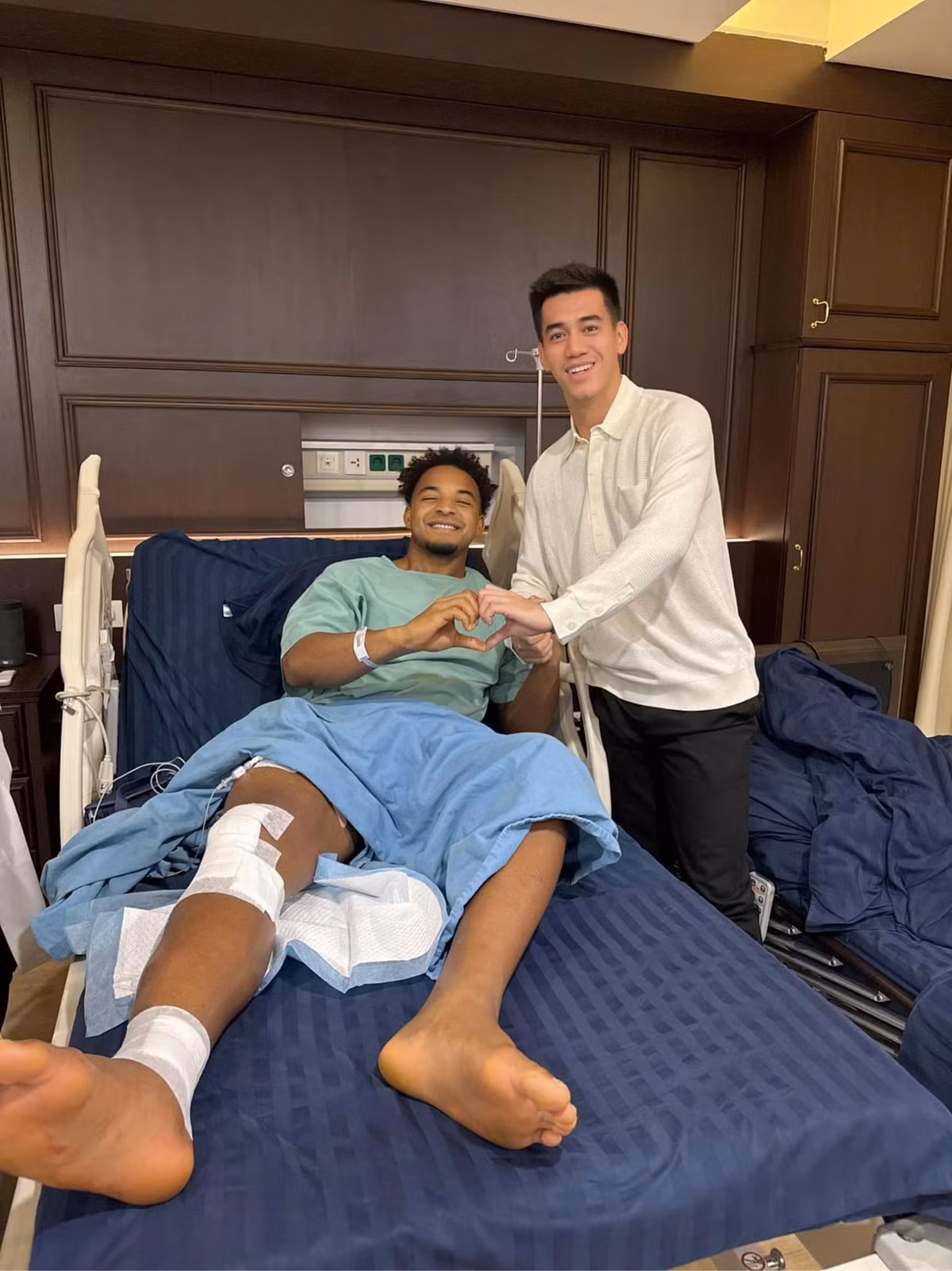 Lối sống của Tiến Linh luôn được đồng đội quý mến, người hâm mộ ngưỡng mộ. Hôm nay, anh chàng cũng đã ghé thăm tiền đạo Xuân Son, kịp thời gửi lời động viên đến đồng đội của mình.