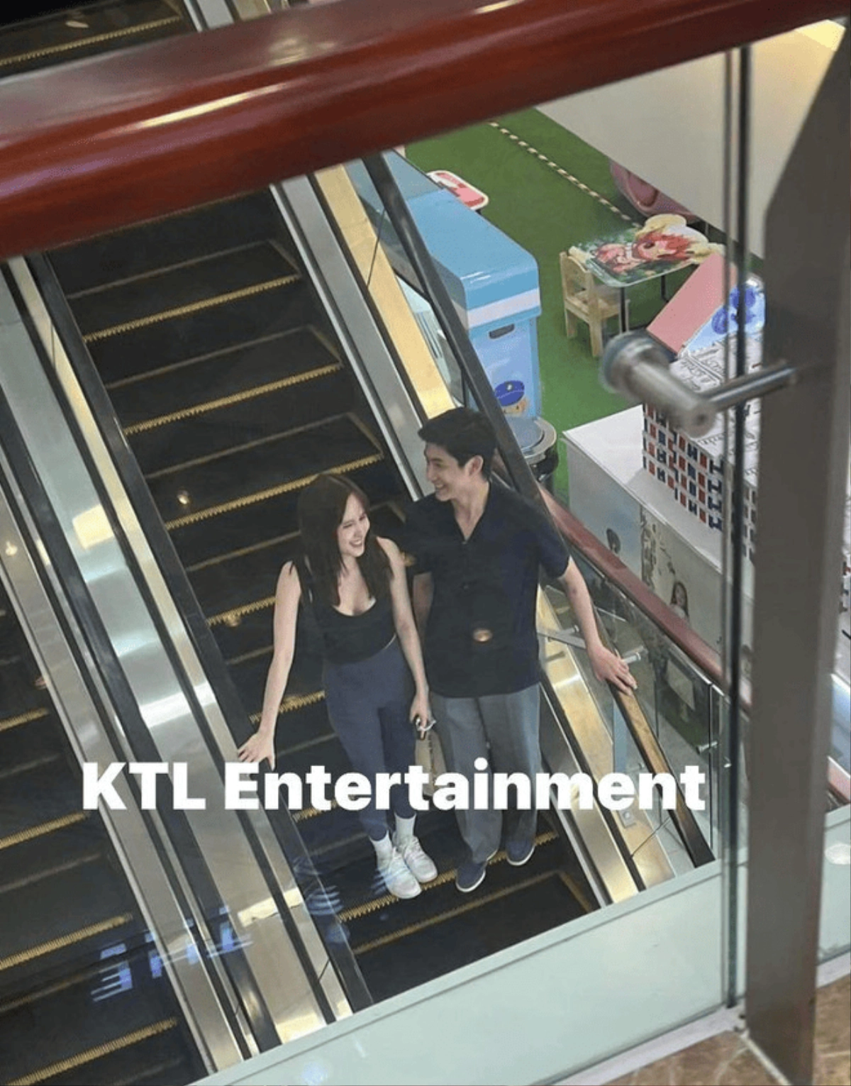 "Mọi người ơi, mình cũng không muốn nói sâu gì cả. Mọi việc kết thúc rồi nên mình cũng mong mọi người đừng đăng clip và hình ảnh gắn thẻ hai bọn minh vào nhau nữa", người đẹp nhắn nhủ.