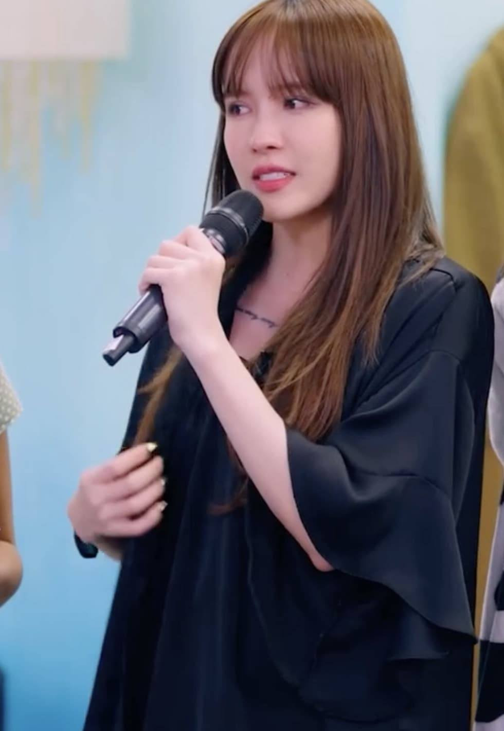 Cô nàng cũng tâm sự về những áp lực cuộc sống, áp lực gồng gánh sự nghiệp ở tuổi 30 và lo lắng cho gia đình.