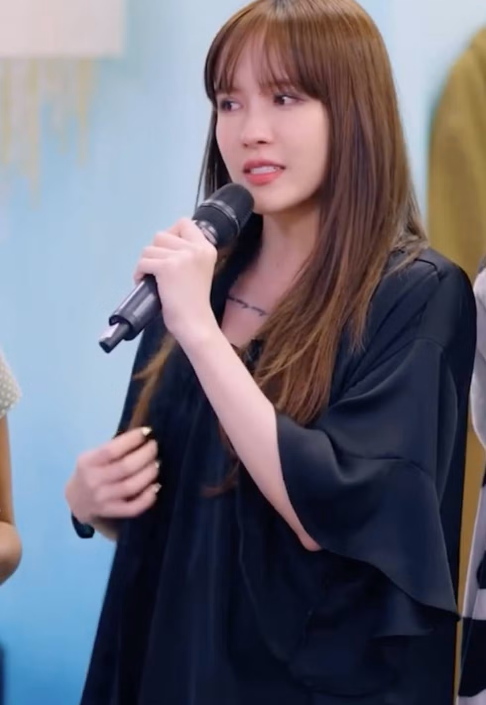 Cô nàng cũng tâm sự về những áp lực cuộc sống, áp lực gồng gánh sự nghiệp ở tuổi 30 và lo lắng cho gia đình.