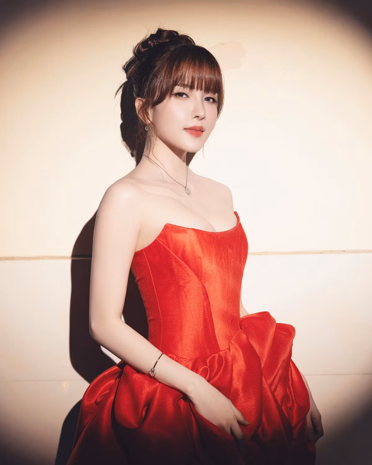 Nữ ca sĩ cũng tập trung cao độ cho việc tham gia Chị đẹp đạp gió. Sự cố gắng của cô nàng được thể hiện qua từng công diễn.