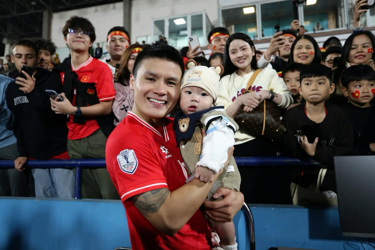 Quang Hải cho biết sự cổ vũ của vợ con tiếp thêm sức mạnh để anh cố gắng thi đấu tốt hơn.