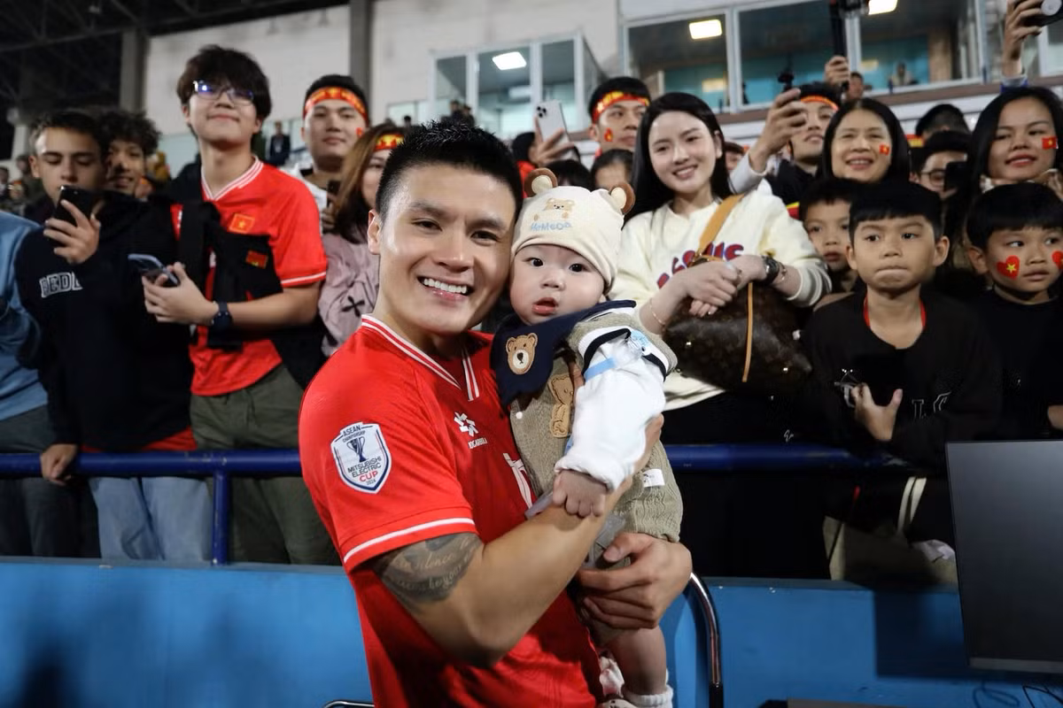 Quang Hải cho biết sự cổ vũ của vợ con tiếp thêm sức mạnh để anh cố gắng thi đấu tốt hơn.